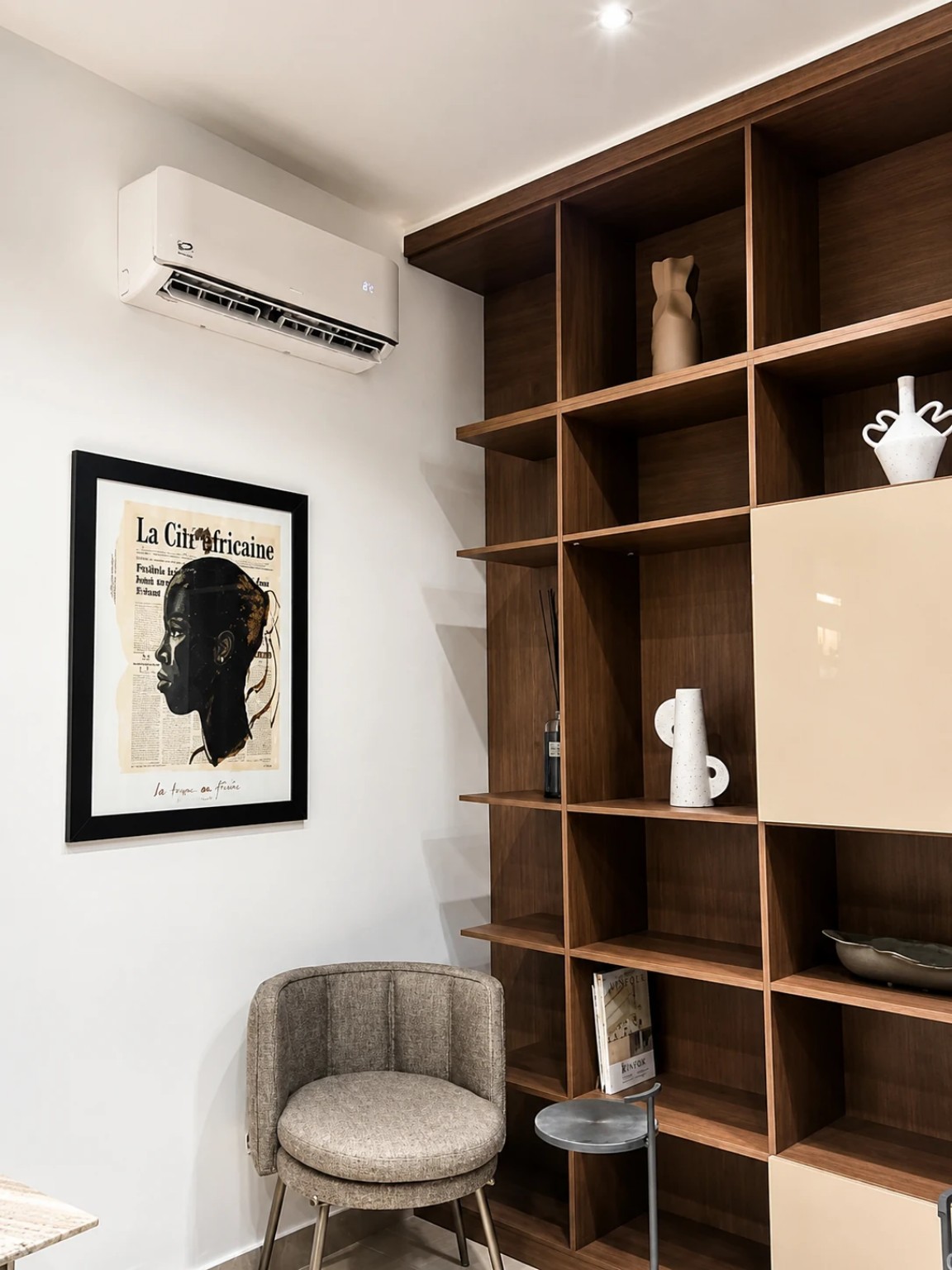 Espace d'attente avec bibliothèque